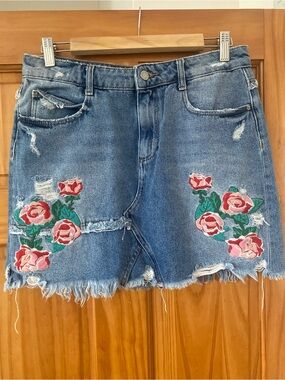 Zara Trafaluc Rose Embroidered Distressed Denim Mini Skirt Raw Hem Size 8